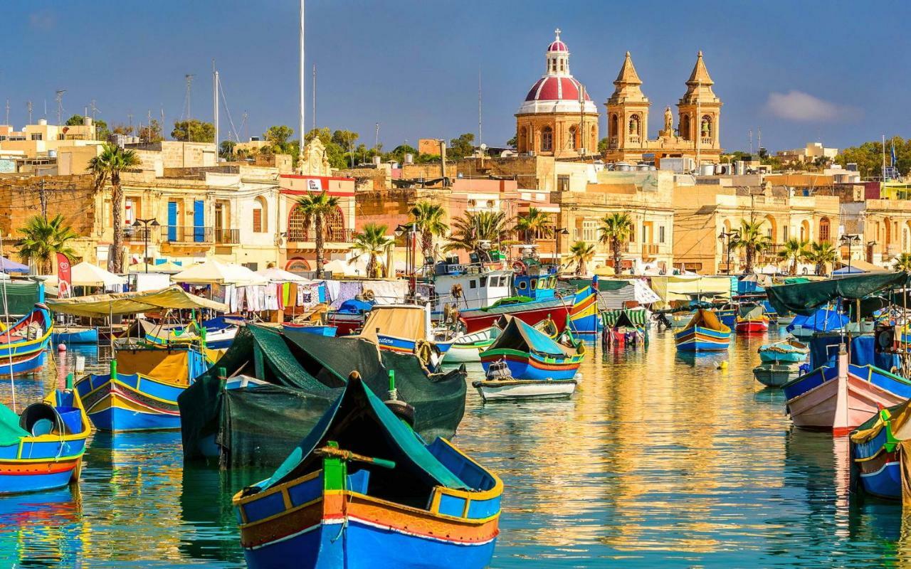Stylish Seaview Apartment In A Prime Location Sliema Exteriör bild