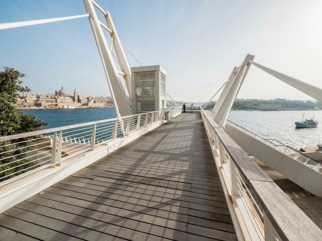 Stylish Seaview Apartment In A Prime Location Sliema Exteriör bild