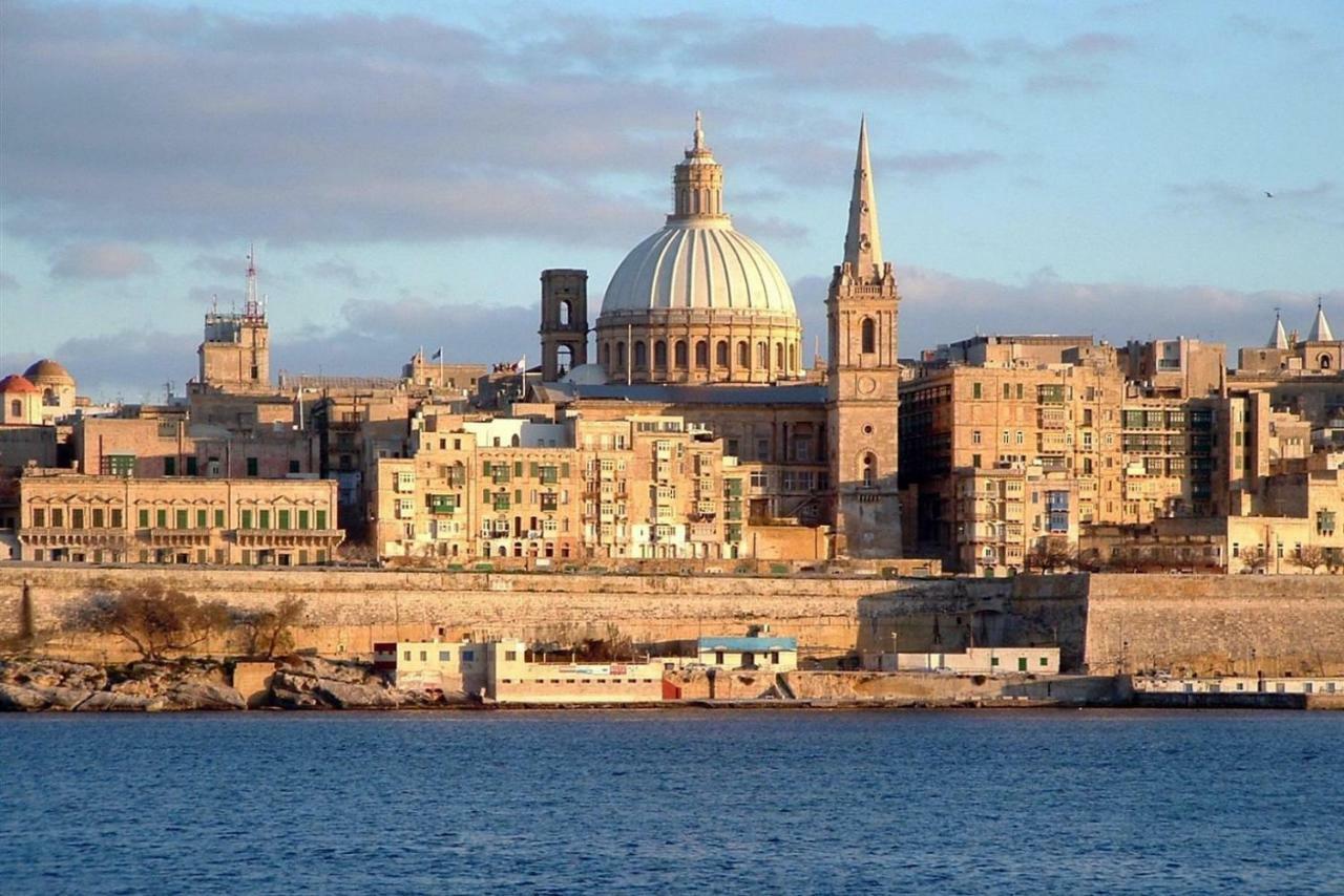 Stylish Seaview Apartment In A Prime Location Sliema Exteriör bild